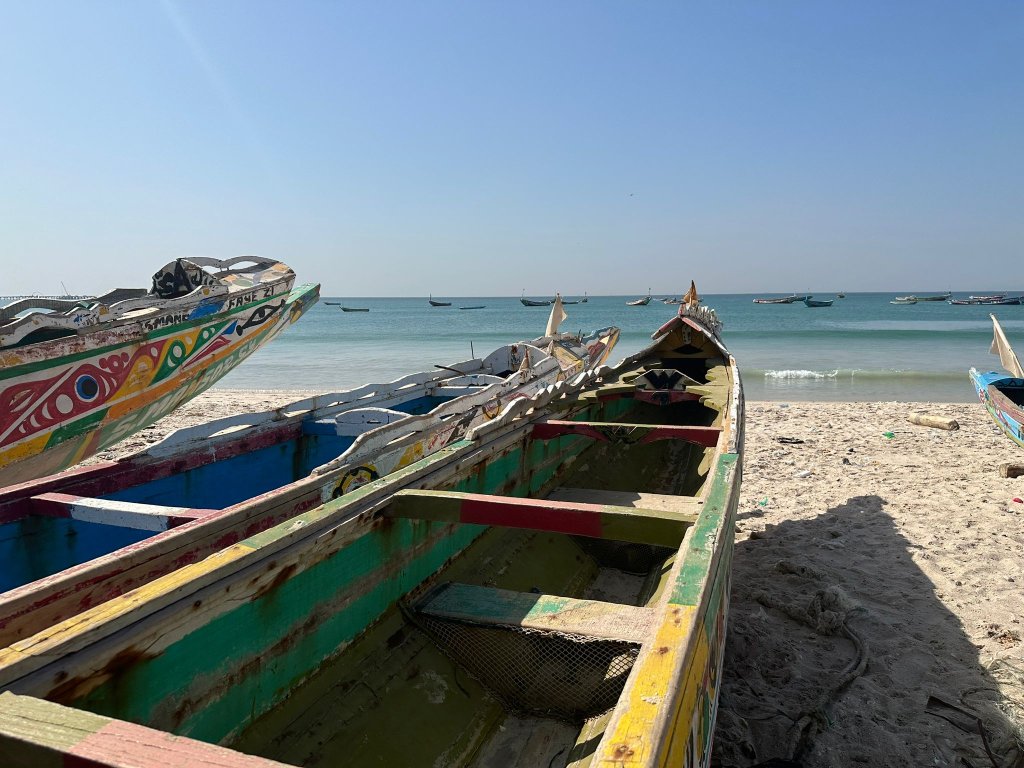 Des pirogues sur la plage de Bargny, au Sénégal, servent aux traversées de migrants vers les Canaries. Crédit : Charlotte Oberti/InfoMigrants