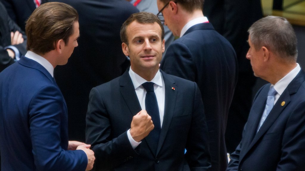 Le président français Emmanuel Macron, en compagnie de du chancelier autrichien Sebastian Kurz et du Premier ministre tchèque Andrej Babis, lors du sommet européen de Bruxelles, le 28 juin 2018. Crédit : Reuters