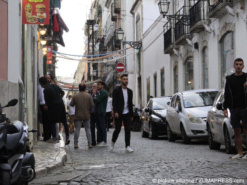 Atalaia Street, Lisbon. Portugal is shifting away from an open migration policy | Photo: picture alliance / Edson De Souza