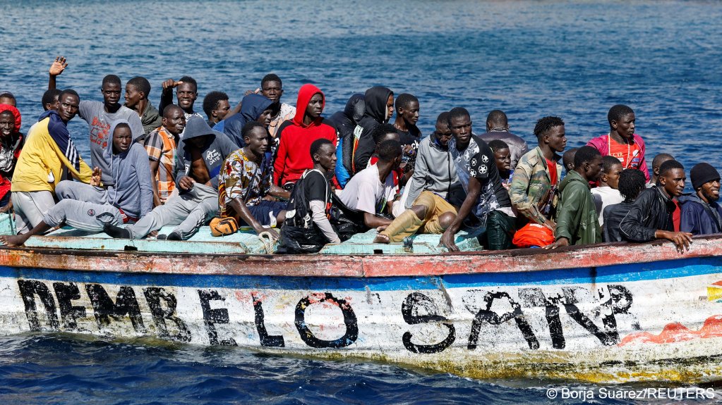 Une pirogue chargée de migrants à son arrivée au port de La Restinga, à El Hierro aux Canaries, le 9 novembre 2023. Crédit : Reuters