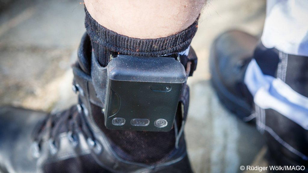 Electronic ankle bracelets are being used to monitor the movements of migrants on immigration bail | Photo: IMAGO / Rüdiger Wölk 