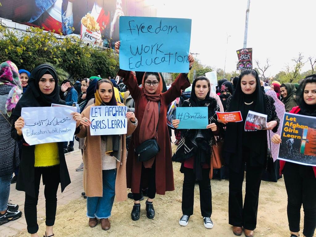 Au Pakistan, des Afghanes manifestent pour défendre les droits des femmes au travail et à l'éducation. Crédits : DR