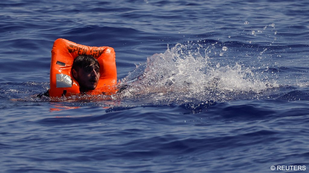 Un homme à l'eau en Méditerranée, non loin de Lampedusa, le 11 août 2024. Crédit : Reuters