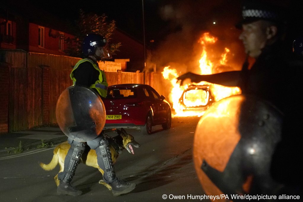 A police car burns after a violent protest on the streets of Hartlepool. Following the fatal knife attack in Southport in the UK, clashes broke out | Photo: Owen Humphreys/PA Wire/dpa/picture alliance 