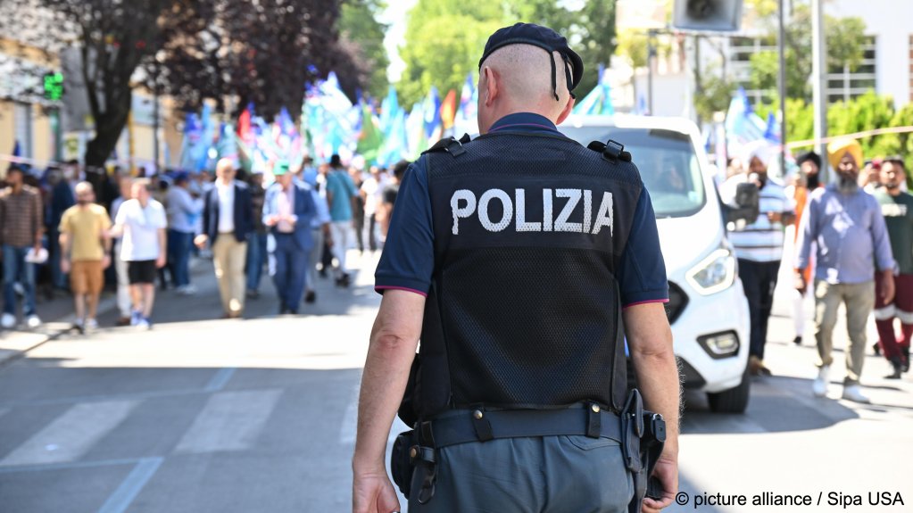 Prosecutors in Italy are seeking to charge a farmowner with homicide, after they say he left the migrant to die and failed to call an ambulance | Photo: Roberto Ramaccia / picture alliance / Sipa USA