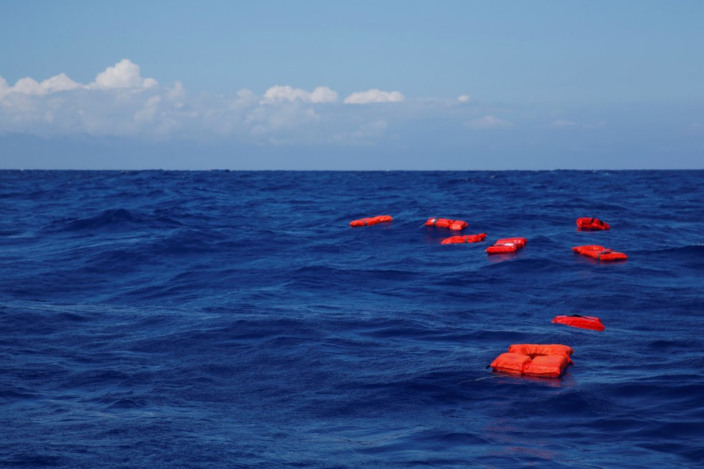 Des gilets de sauvetage flottent dans la mer Méditerranée. Crédit : Reuters