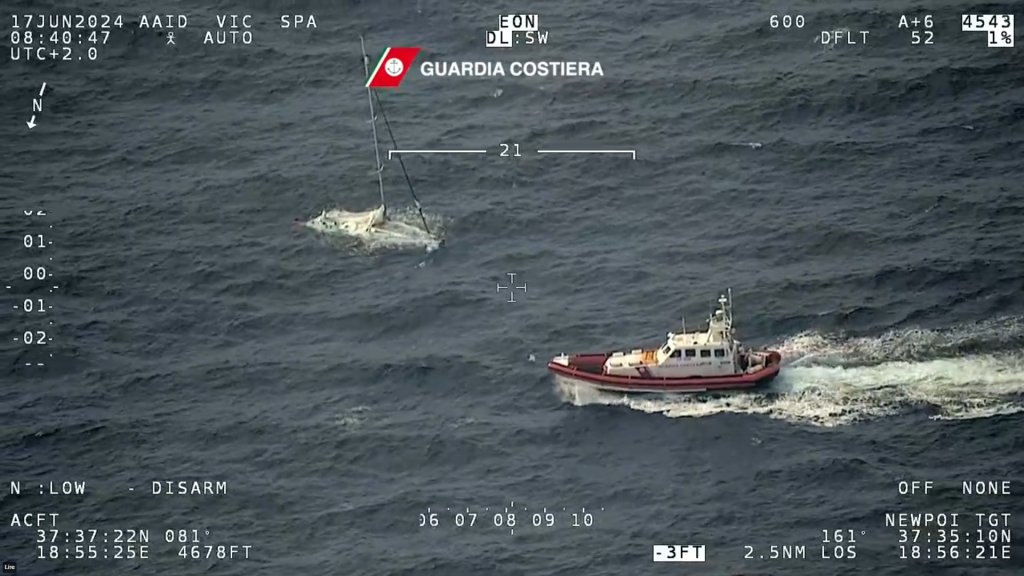 Les garde-côtes italiens s'approchent de la zone du naufrage, à près de 200 km des côtes de la Calabre. Crédit : capture d'écran / @guardiacostiera