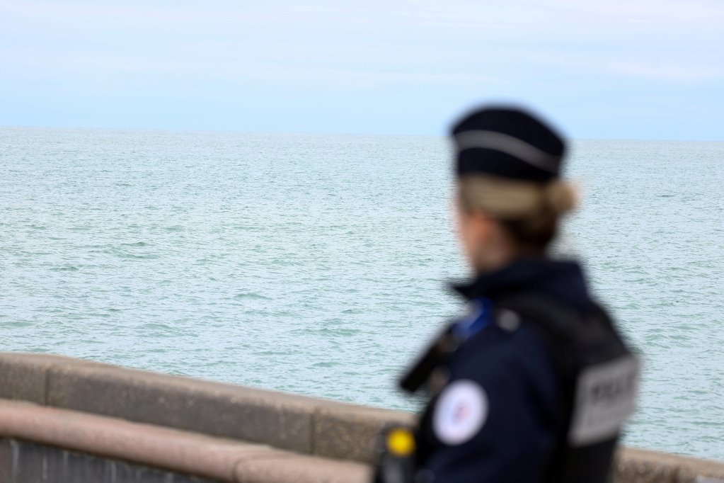 Les forces de police patrouillent le long de la côte, à Wimereux, dans le nord de la France, le 23 avril 2024. Crédit : Reuters