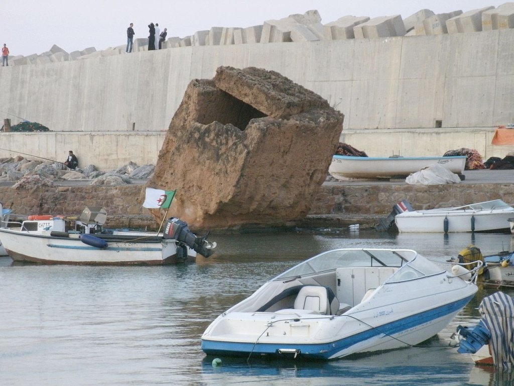 Des bateaux à moteur dans le port de Tipaza, en Algérie. Crédit : WikimediaCC