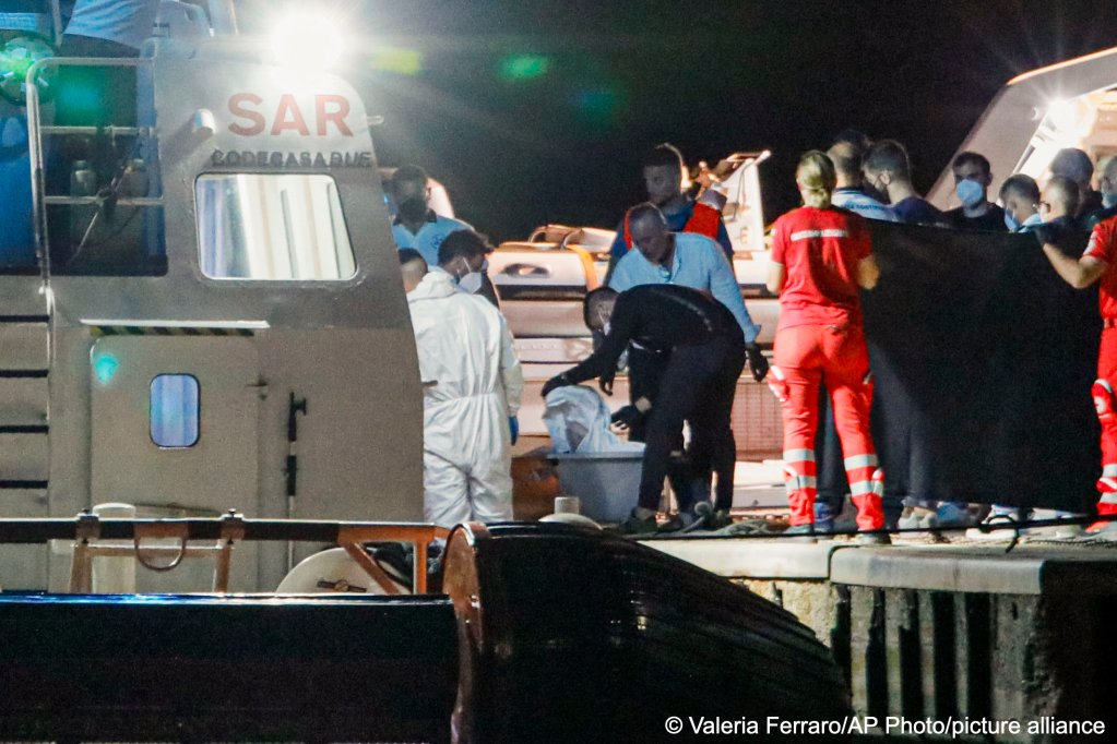 Des corps récupérés en mer sont déposés au port de Roccella Ionica, en Calabre, le 19 juin 2024. Crédit : Picture alliance