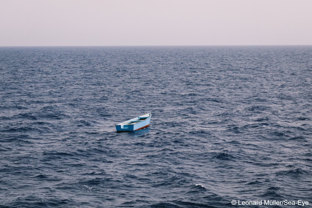 Un canot de migrants vide retrouvé par l'ONG Sea-Eye en Méditerraée. Crédit : Sea-Eye