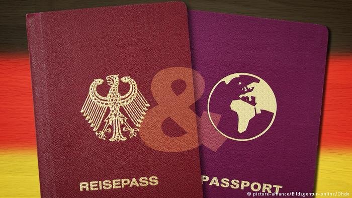 From file: A German and an anonymous passport | Photo: Ohde/Bildagentur-online/picture-alliance