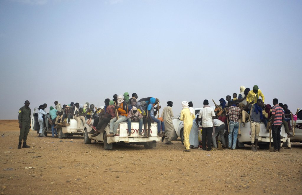 AP - Jerome Delay | Des Nigériens et des migrants d'autres nationalités prennent le départ vers la Libye, le 4 juin 2018.