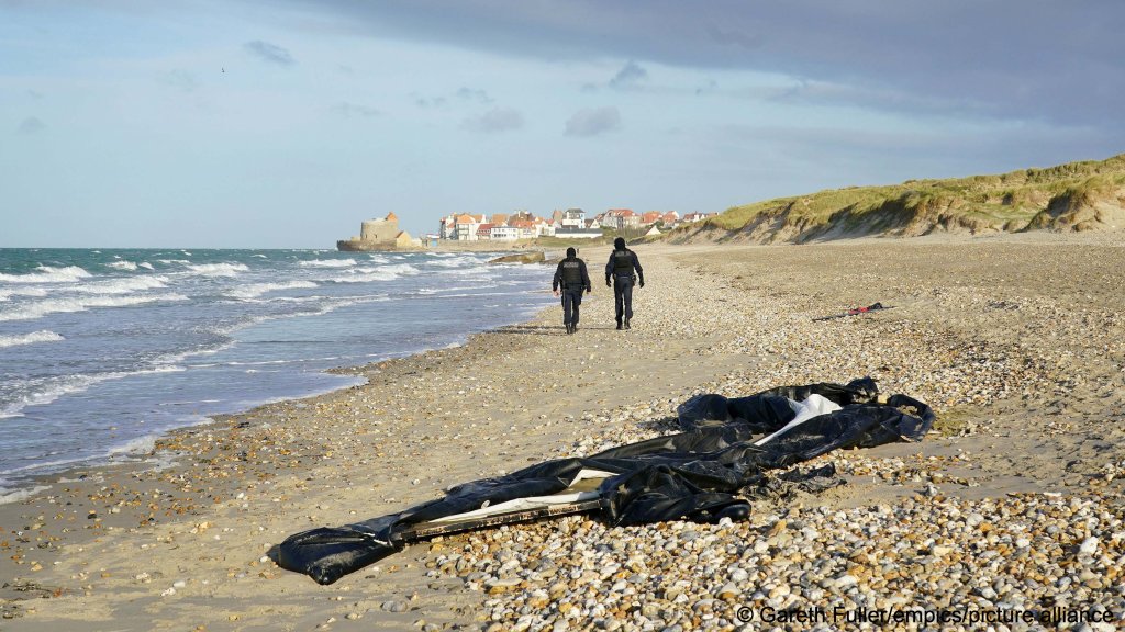 A deflated dinghy likely used by migrants trying to cross the Channel to the UK, in Wimereux, France in November 2021 | Photo: Gareth Fuller / picture alliance