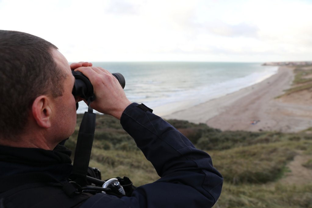 Un policier surveille les côtes du nord de la France. Crédit : Reuters
