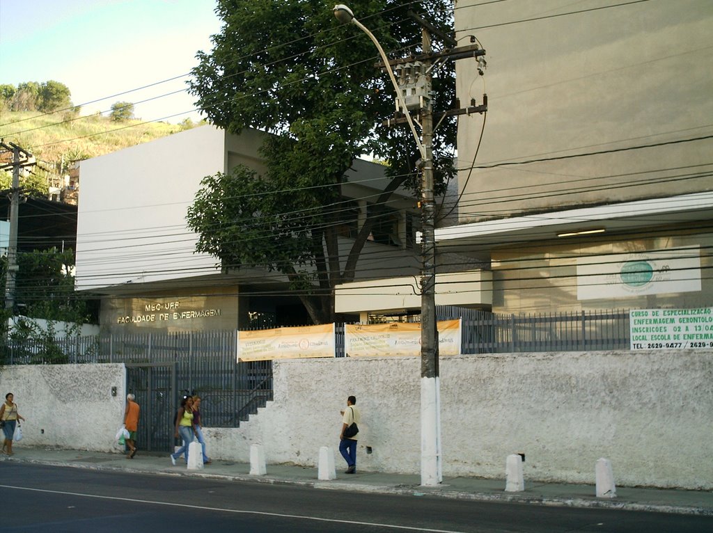 Prédio onde se localiza a Biblioteca da Escola de Enfermagem (BENF)