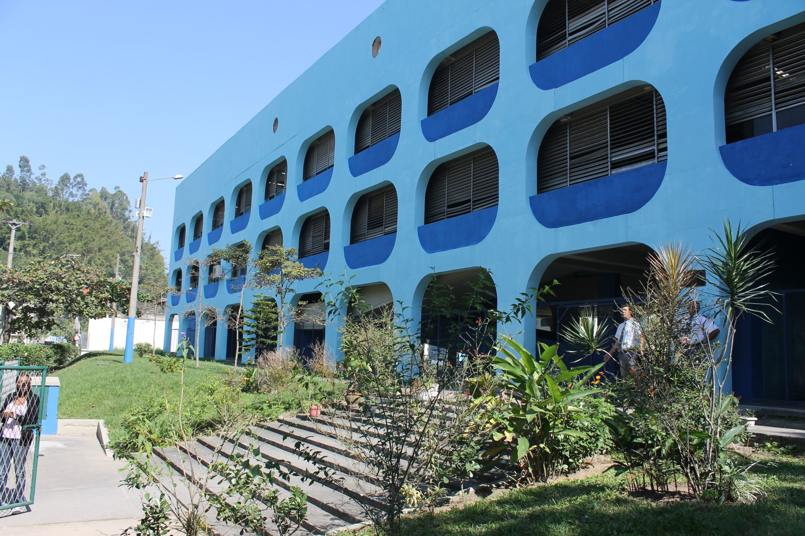 Fachada do Colégio Universitário Geraldo Reis, onde se localiza a Biblioteca Monteiro Lobato (BML)