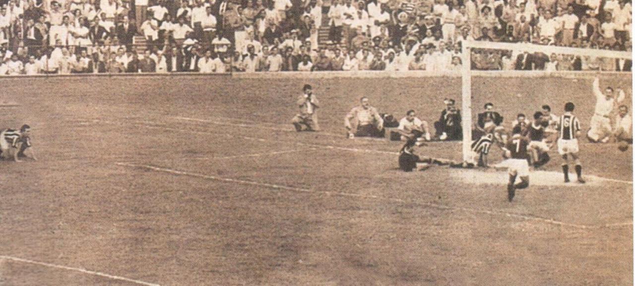 Momento do segundo gol do Palmeiras, marcado por Liminha