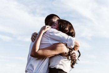 Gli abbracci aiutano le donne a superare lo stress, lo rivela uno studio