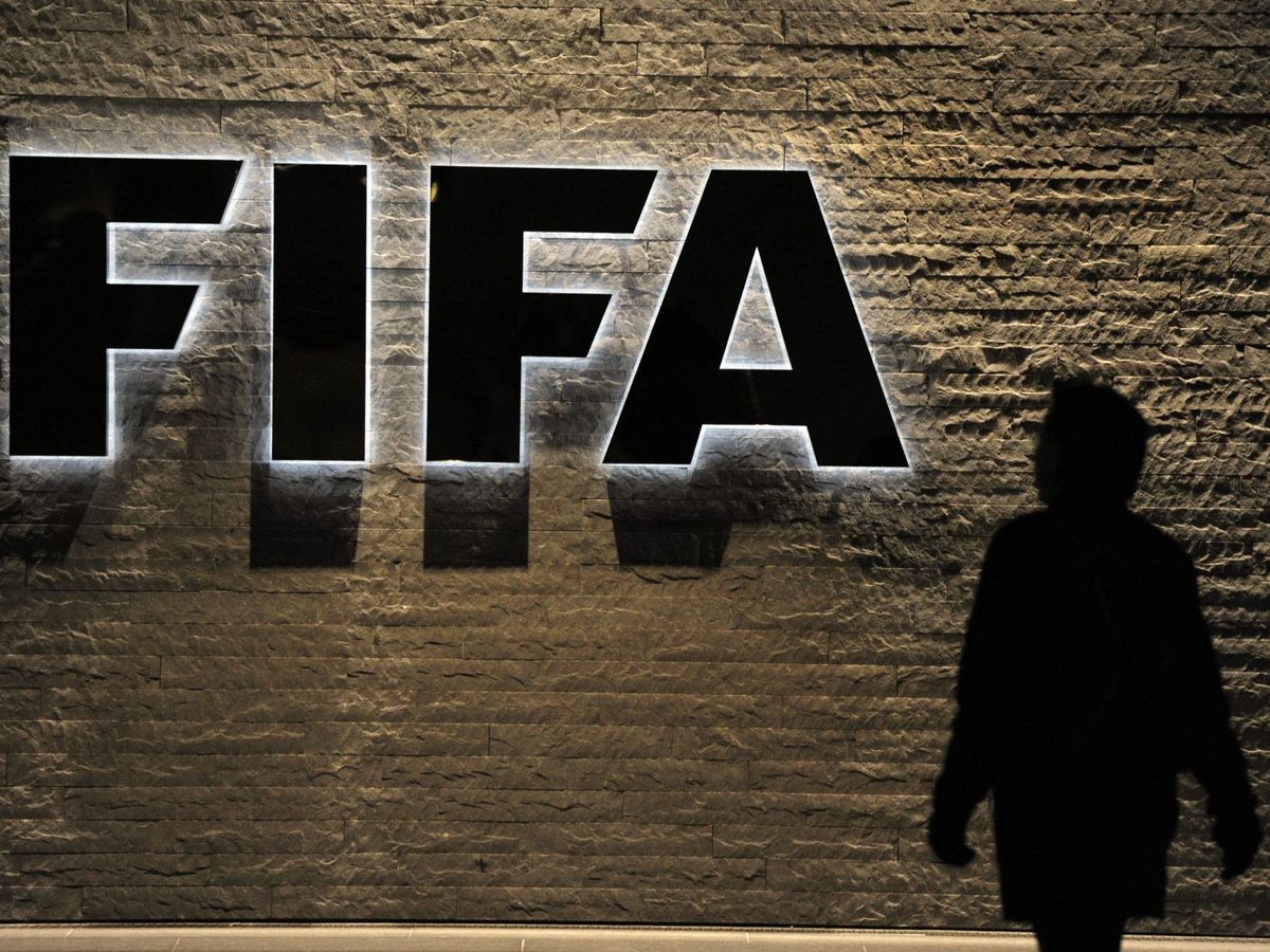 Logotipo de la Fifa en pared de las instalaciones en Zurich, Suiza.