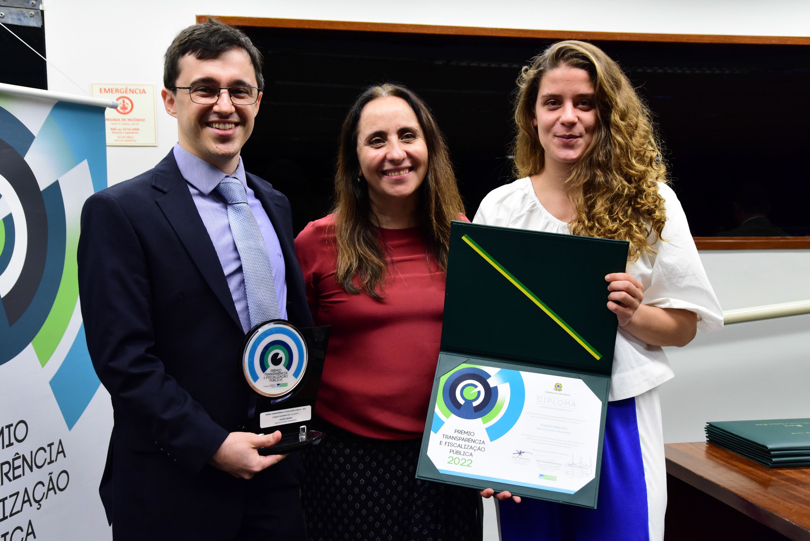 Maria Vitória e Bruno Morassutti recebendo o Prêmio Transparência e Fiscalização Pública 2022