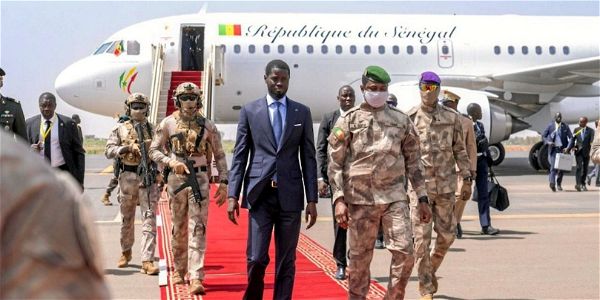 Le président du Sénégal, Bassirou Diomaye Faye, était jeudi au Mali, où il s’est entretenu avec le président malien par intérim, Assimi Goïta, avant de se rendre à Ouagadougou dans la soirée.