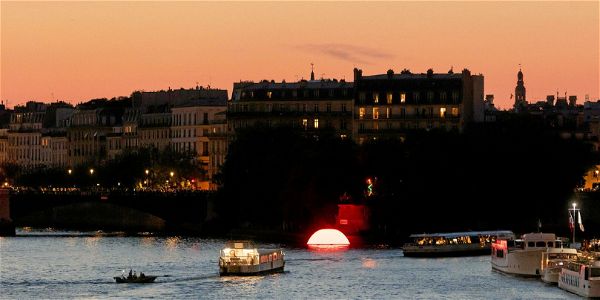 « Sunset in Paris » de Ludmila Rodrigues & Mike Rijnierse. Installation pour Nuit blanche 2023 (Image d'archive).