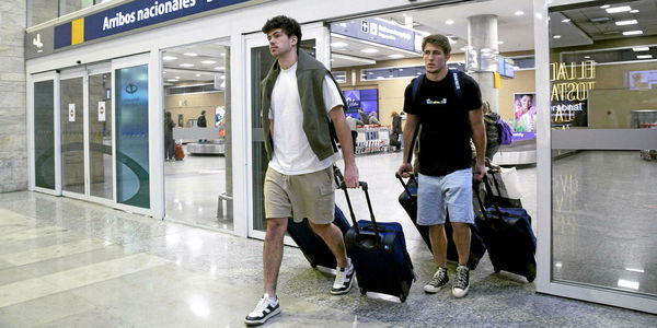 Les joueurs de rugby français Hugo Auradou (à gauche) et Oscar Jégou (à droite) arrivant à l'aéroport de Buenos Aires, en Argentine, le 27 août 2024.