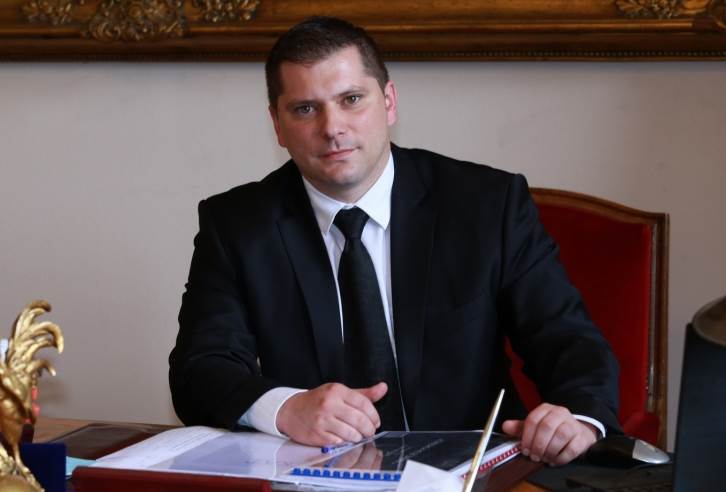 Nikodijevic portret pokrivalica.jpg