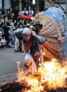 災害のけがれ 焼き払え　射水・二口熊野社で秋祭り火渡り神事