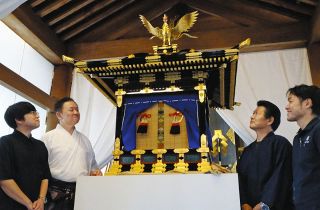 御鳳輦 県内職人の技　井波彫刻や高岡仏壇、寺社建築　射水神社が公開