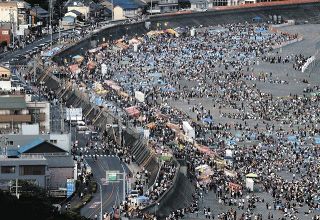 「昼には来場」と言われても…熊野大花火大会、猛暑も無視できず　来場者も備えを