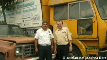 +++Atitlan e.V./Andrea Dörr+++ Vorsitzender der Bombers und Jürgen Katt mit dem ersten Müllfahrzeug, das von ihm vor 20 Jahren nach Panabaj gebracht wurde. -------------------------------------------------------- Jürgen Katt vom Atitlan e.V. begann 1990 ausrangierte, deutsche Müllwagen nach Guatemala zu bringen, um dort ein Müllentsorgungssystem aufzubauen. Atitlan e.V. setzt sich für den Schutz des Atitlansee ein. Weite Infos: http://www.atitlan-ev.de/