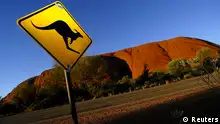 Australien Landschaft Ayers Rock mit Verkehrsschild Känguru