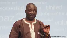 Moses Zangar is giving a speech (photo: DW Akademie)