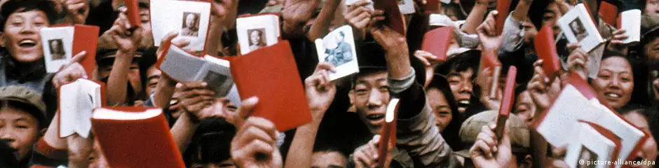 China Mao Kulturrevolution Angehörige der Roten Garde mit Mao-Bibeln