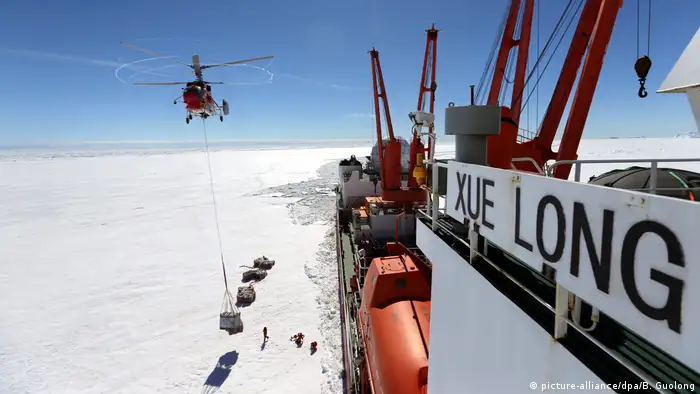 中国开展南极科考已有40年历史，2017年12月破冰船“雪龙”向长城站运送物资。