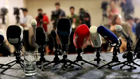 Japan Beppu | Mikrofone stehen bereit für Pressekonferenz