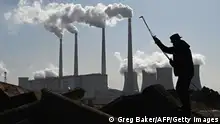根据芬兰能源与清洁空气研究中心发布的报告，由于中国政府允许燃烧更多的煤炭以满足急剧增长的电力需求，去年中国电力行业的碳排放量上升了5.2%