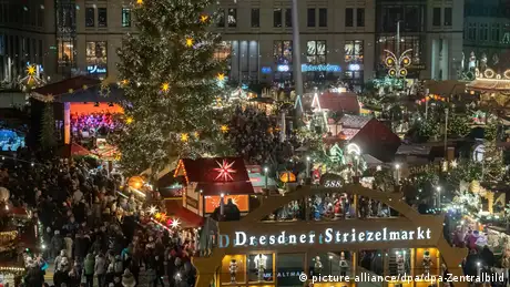 德国最古老的圣诞市场是1434年首次举办的Striezelmarkt。有一种洒满糖粉的果脯蛋糕（Christstollen）是德累斯顿圣诞期间的传统美食。当地人将这种蛋糕称作「Striezel」，因此该城市的圣诞市场也被称为Striezel市场。