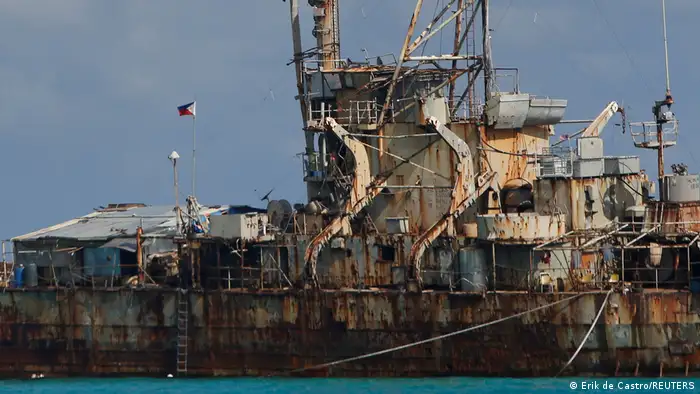 菲律宾称为阿云津礁、中国称仁爱礁的一处环礁成为中菲领海争端的聚焦点。1999年，菲律宾将一艘旧军舰“马德雷山”号搁浅在该处，并派人驻守。中方一直要求菲律宾将船拖走，并一再阻挠运送补给的船只。
