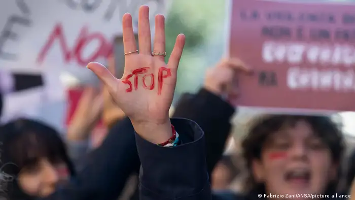 据妇女团体2023年10月分析，14个欧盟成员国适用于只有是才意味着是这个原则。德国和奥地利仍适用不意味着不的原则。在剩余的11个欧盟国家中，包括大多数东欧成员国以及法国和意大利，对暴力或威胁的抵抗仍被视为定义强奸的必要元素