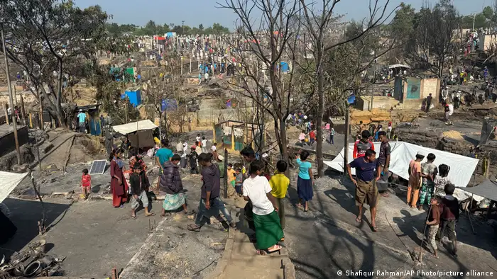 近百万罗兴亚人居住在孟加拉国边境地区科克斯巴扎尔拥挤的竹子和塑料营地中