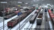 随着火车司机罢工行动的开始，货运也陷入停顿状态。