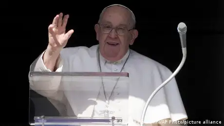 Vatikanstadt 2024 | Papst Franziskus beim Angelus-Mittagsgebet am Petersplatz