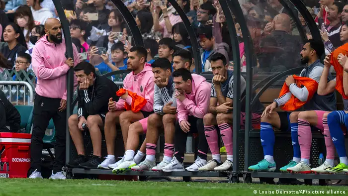 在香港的表演赛期间，梅西全程坐在替补席
