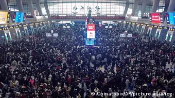 中国人口已经越过巅峰，连续两年处于下降趋势。图为2024年春节前夕的杭州东火车站，这样的“盛况”是否在几十年后不再出现？