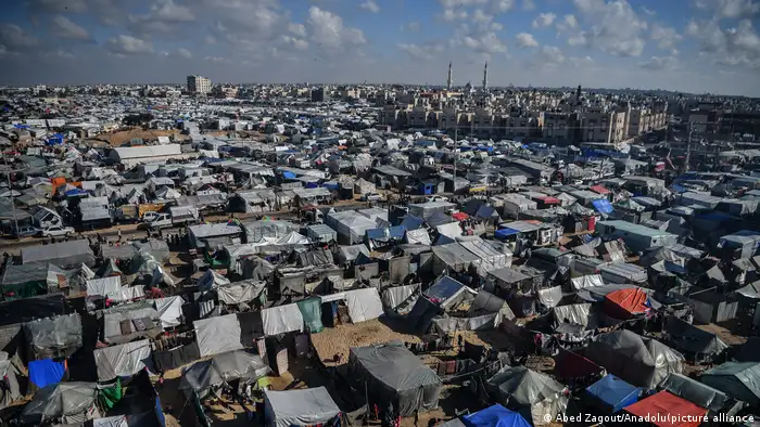 联合国人道主义事务协调厅介绍，加沙200多万人口中有一半以上涌入靠近埃及边境的拉法避难。