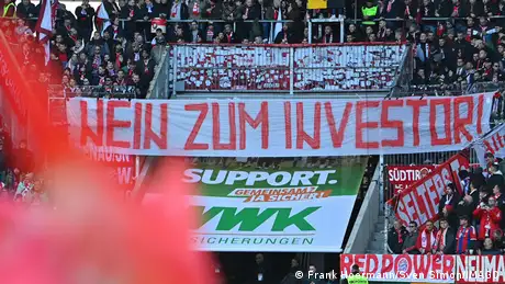 Deutschland Fußball Bundesliga | Fanprotest gegen den Einstieg von Investoren