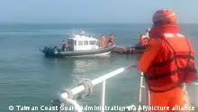 金門水域翻船事故發生於2月14日下午，兩岸之間的執法及治權爭議延燒至今。圖為當日台灣海巡人員正在檢查該艘翻覆的船隻。